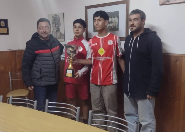 En la Liga Regional de Fútbol se entregaron las copas de campeones