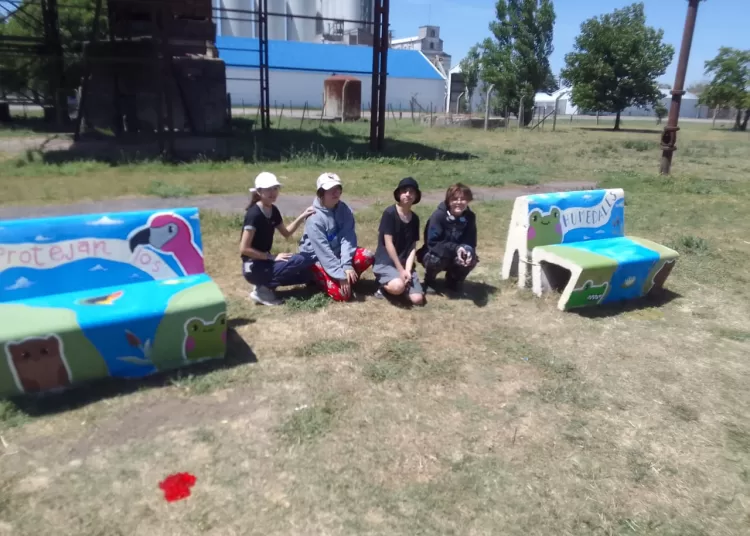 Arte ambiental: Bancos intervenidos con diseños ganadores en Ituzaingó