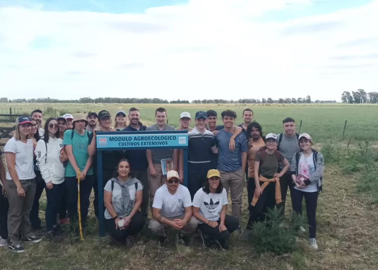CRESta : Estudiantes de la Tecnicatura  Universitaria en Producción Agropecuaria Sostenible visitaron La Chacra de Barrow – INTA