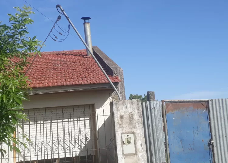 Pasó, cortó y huyó: cables arrancados por un camión en el barrio Escuela 4