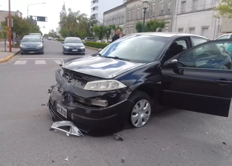 Daños en un auto y una 4×4 tras colisión frente a dos escuelas