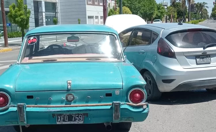 Daños y un menor al Hospital tras choque en una esquina compleja para transitar