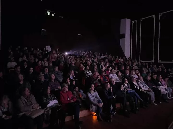 A sala llena, exhibieron sketches de videoteatro en el Tortoni