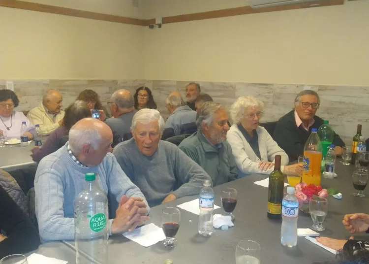 Cena de camaradería entre los jubilados mercantiles
