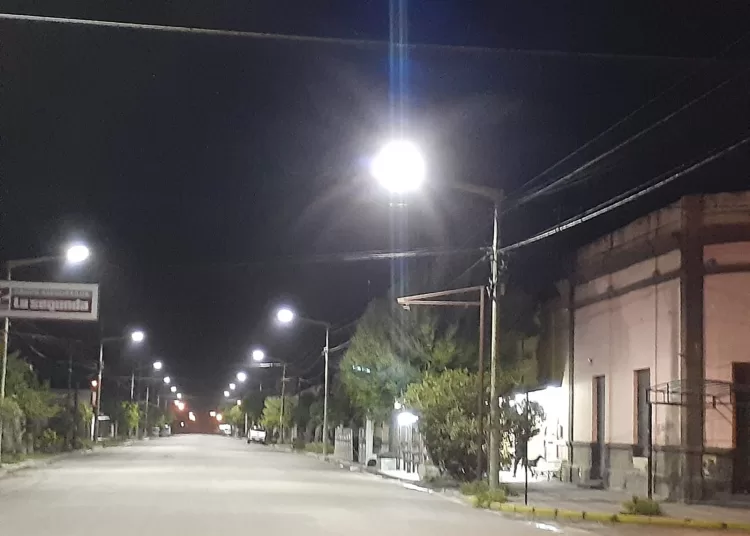 Iniciaron el recambio de luminarias por artefactos LED en la principal avenida de Claromecó
