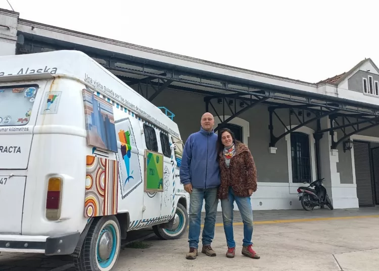 Kombi viajera comparte su arte en el Centro Cultural