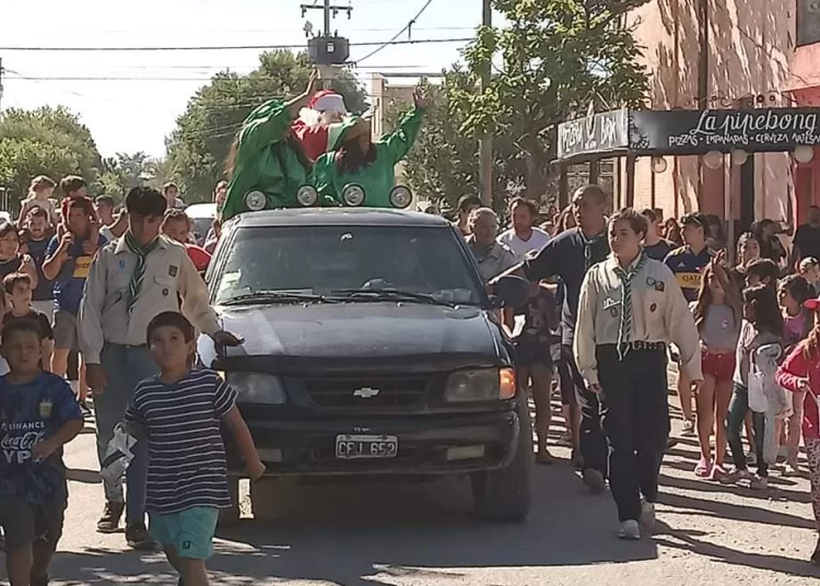 Papá Noel recorrió Claromecó y deleitó a todos