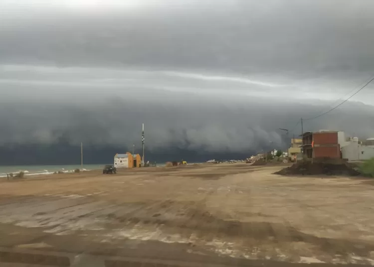 Breves cortes de luz en la ciudad y anegamientos en Claromecó tras el paso de la tormenta por la tarde