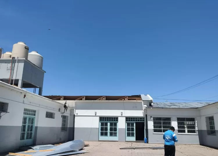 En la Escuela 15 se volaron chapas y dañaron el tanque de agua