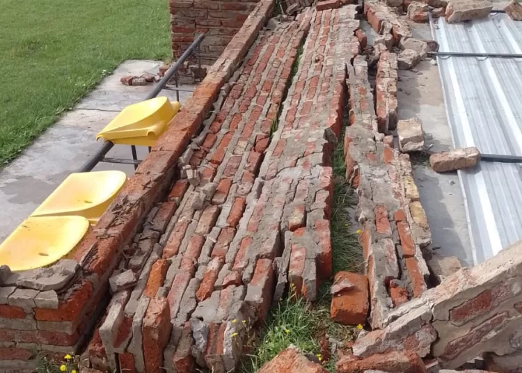 Derrumbes y pérdidas millonarias en instituciones de toda la ciudad