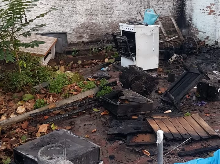 Daños totales tras incendio desatado en un lavadero