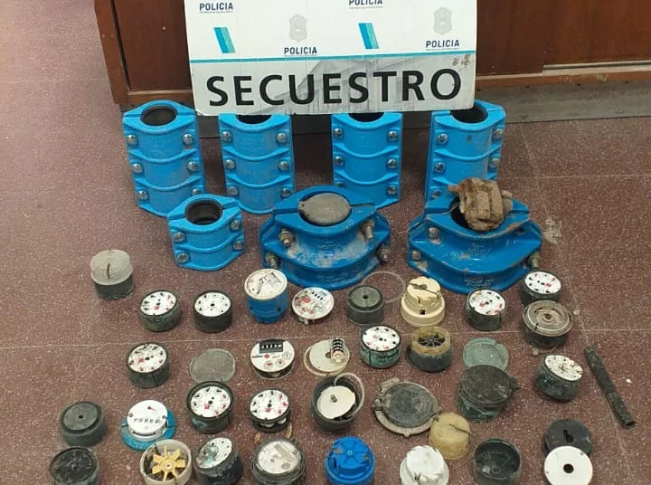 Dos trabajadores de Obras Sanitarias fueron allanados por robar medidores de agua
