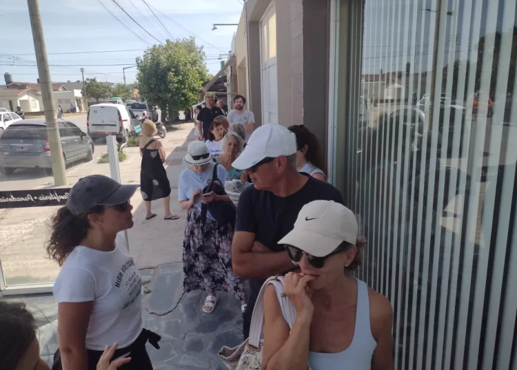 Claromecó: cien metros de cola para comprar un pan dulce