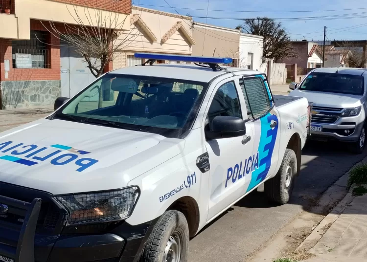 Iba caminando y un ciclista le robó el celular