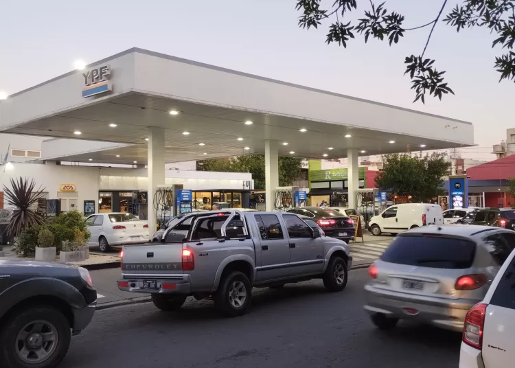Shell aplicó motosierra y subió las naftas: largas colas en YPF, que se sumará en breve al aumento