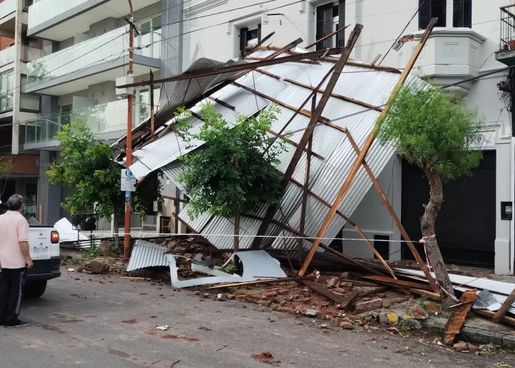 El techo de un estudio jurídico enMoreno al 500, volado por completo