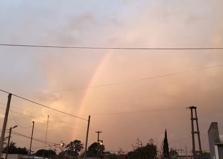 De naranja a amarilla, el alerta climática dio paso a un breve arcoiris