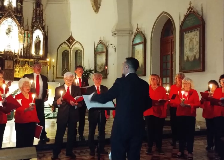 El Coro Buenos Amigos ofició su tradicional Coral Navideña