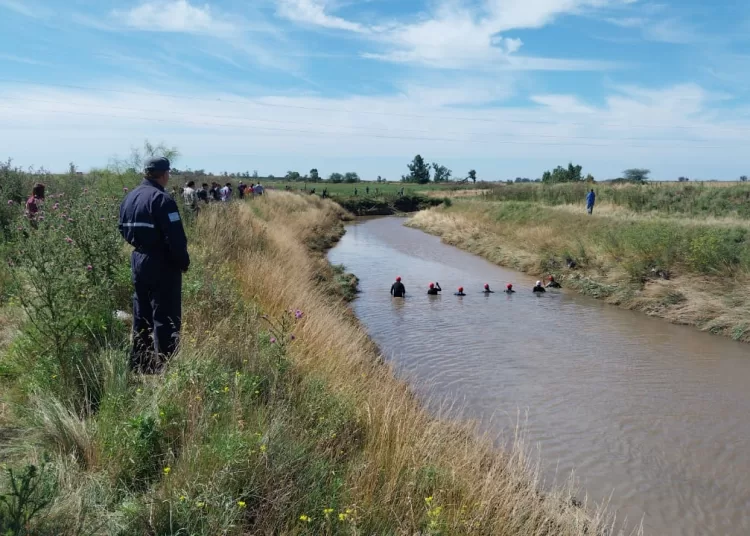 Con drones y buzos, prosigue la búsqueda del menor que cayó a un arroyo