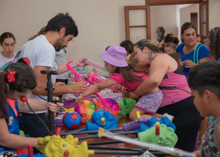 Tras la suspensión de la Caravana de Reyes, entregaron juguetes en el Centro Estrada