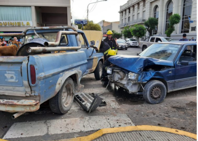 Choque y daños en una esquina céntrica tras desperfecto en los semáforos
