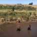 Piden no interferir con la búsqueda del menor caído al arroyo y cierran el espacio aéreo para trabajar con drones
