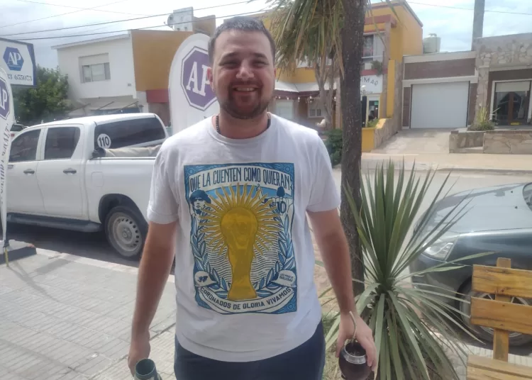 Una visita de tres estrellas: el autor de «Muchachos», himno eterno del Mundial de Qatar, veranea en Claromecó
