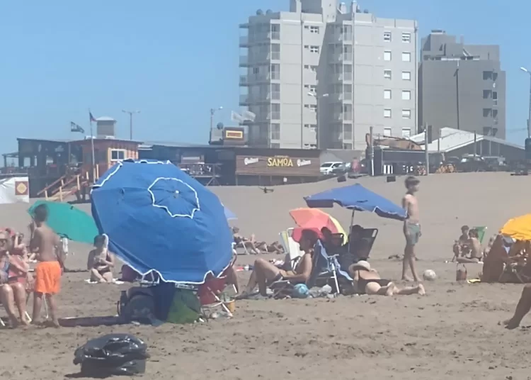 Sin viento por la mañana, los turistas pudieron disfrutar la playa a pleno