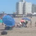 Sin viento por la mañana, los turistas pudieron disfrutar la playa a pleno