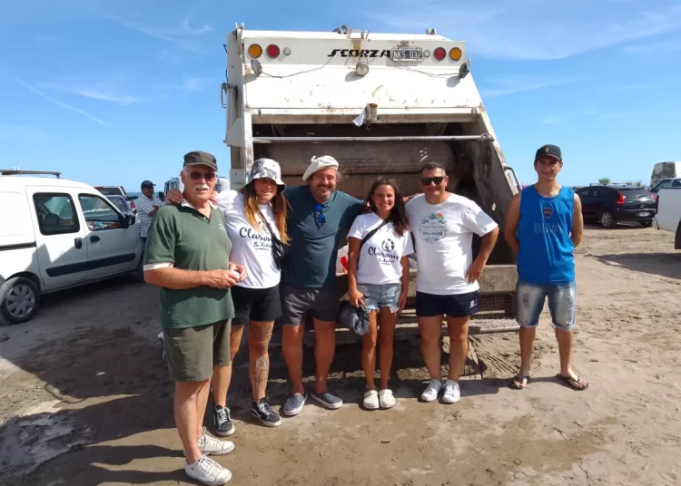 Luego del fin de semana turístico, continúa la limpieza de playas