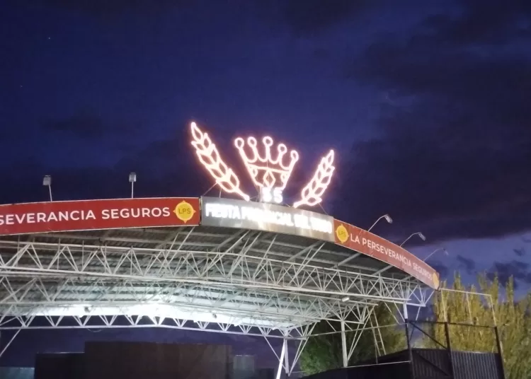 Con el encendido del escenario, comienza a palpitarse una nueva Fiesta del Trigo