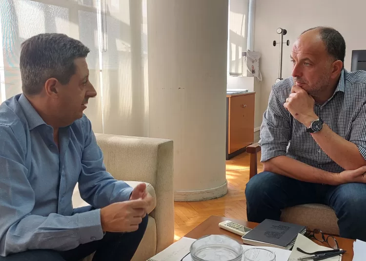 Agua corriente y cloacas: el intendente lleva a La Plata el pedido para el distrito