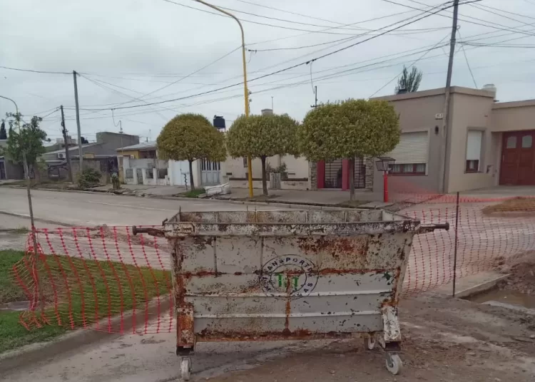 Colocaron contenedores de basura en calles con obras de asfalto