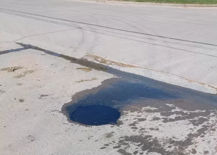 Quejas por aguas servidas y olores nauseabundos en Sadi Carnot y Almafuerte