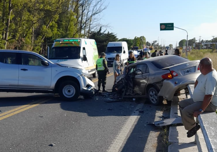 Cruento accidente frontal en el puente de acceso a la ciudad