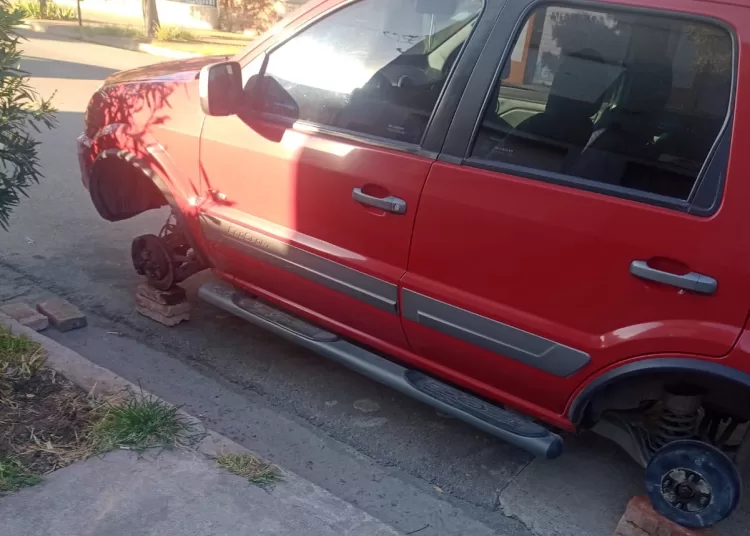 Le robaron las cuatro gomas a una 4×4 estacionada en la calle