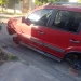 Le robaron las cuatro gomas a una 4×4 estacionada en la calle