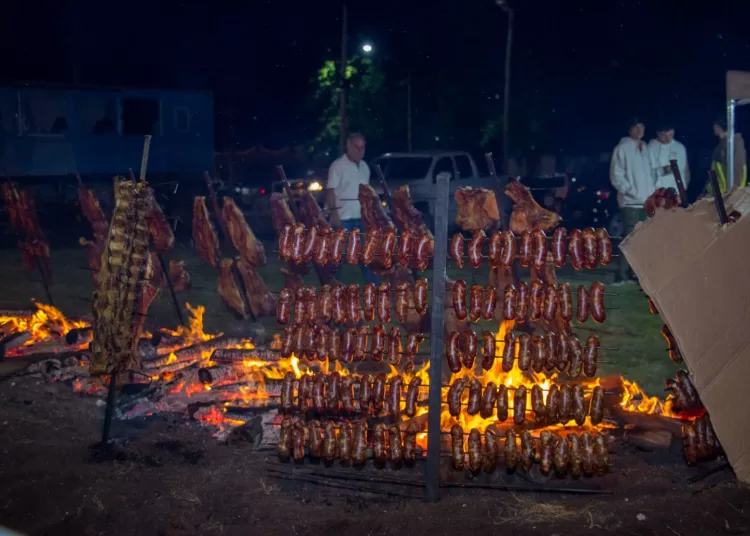 La otra fiesta del pueblo: los fogones arrancaron con los tradicionales choripanes