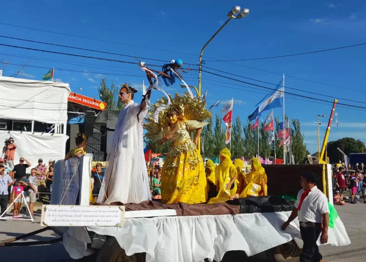 Masivo acompañamiento al tradicional desfile de la Fiesta del Trigo