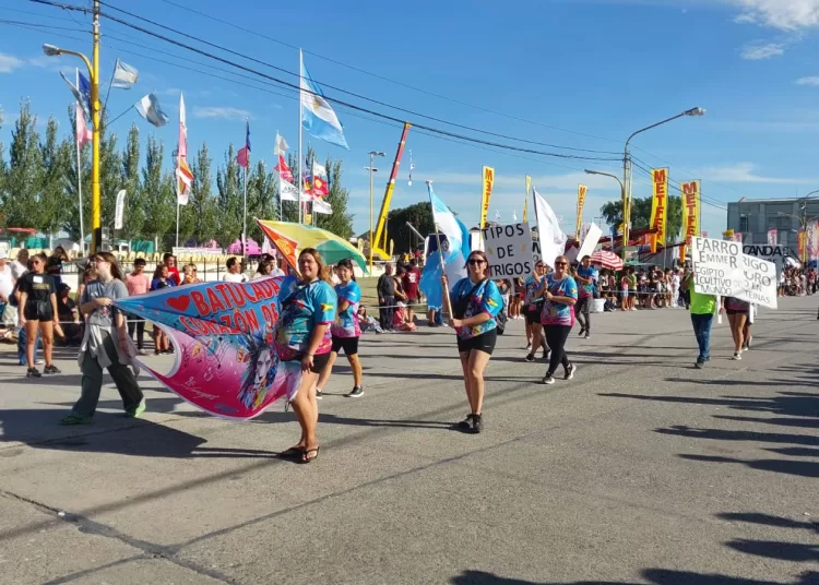 Masivo acompañamiento al tradicional desfile de la Fiesta del Trigo