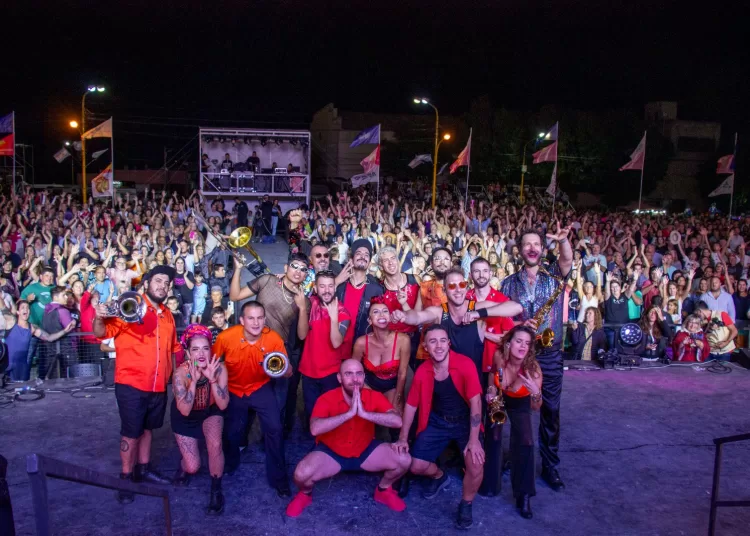 La Delio Valdez atrasó a la lluvia y coronó una nueva celebración popular