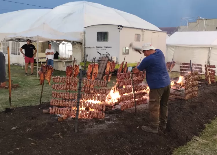 La otra fiesta del pueblo: los fogones arrancaron con los tradicionales choripanes
