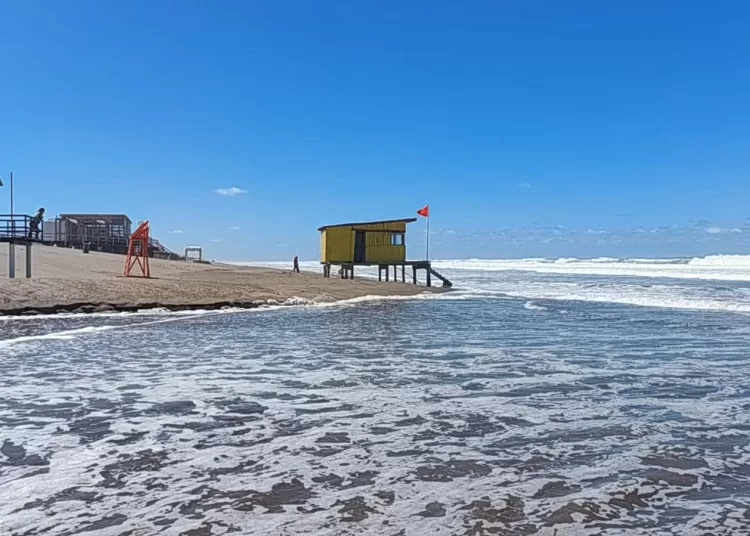 El ciclón extratropical se hace sentir: oleaje, crecida y fuerte viento sur en la costa distrital