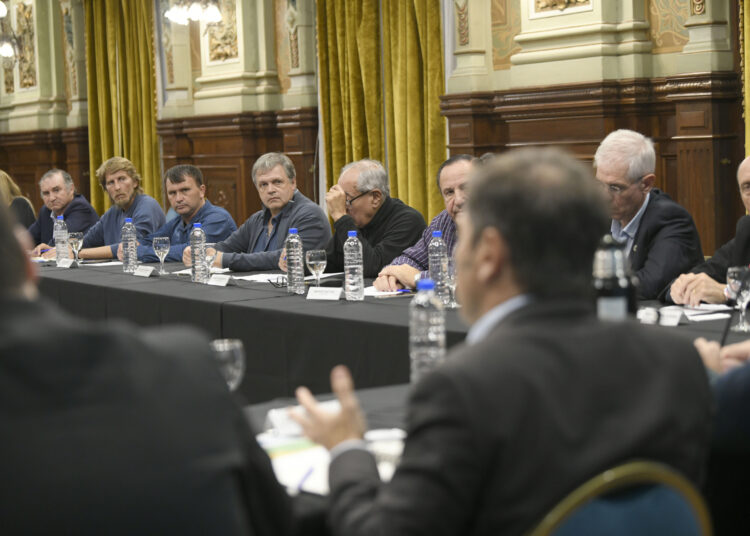 Por el Inmobiliario Rural y la emergencia, Kicillof recibió a referentes de la Mesa Agropecuaria