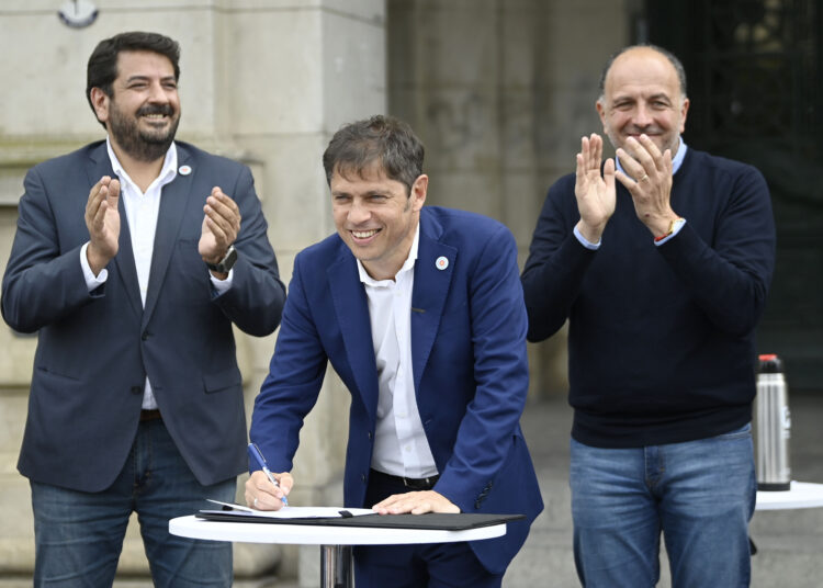 Kicillof entregó escrituras, una ambulancia al Hospital y una combi para la Escuela 502; en Orense inauguró la obra de cloacas