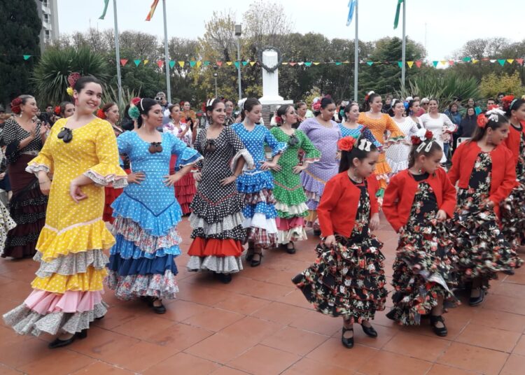 La calidez de la Feria de Abril en Plaza España contrarrestó al frío dominical