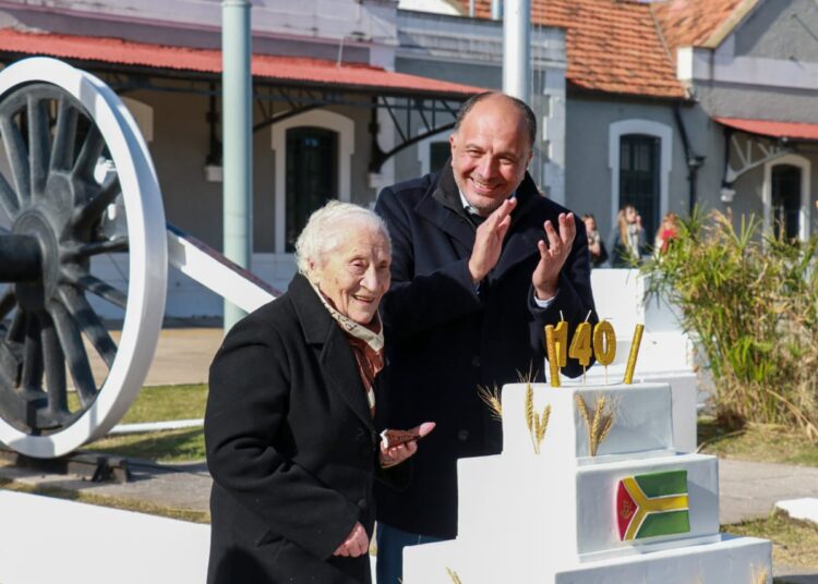 Desarrollaron el acto y el desfile oficial por el 140º aniversario de la ciudad