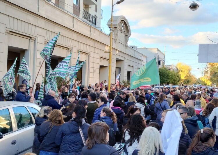 Masivo abrazo simbólico al CRESTA en defensa de la educación pública