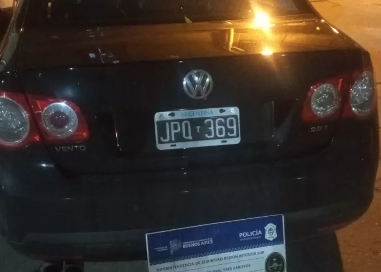 Secuestraron un auto vinculado a una estafa en la esquina de la Comisaría 1º