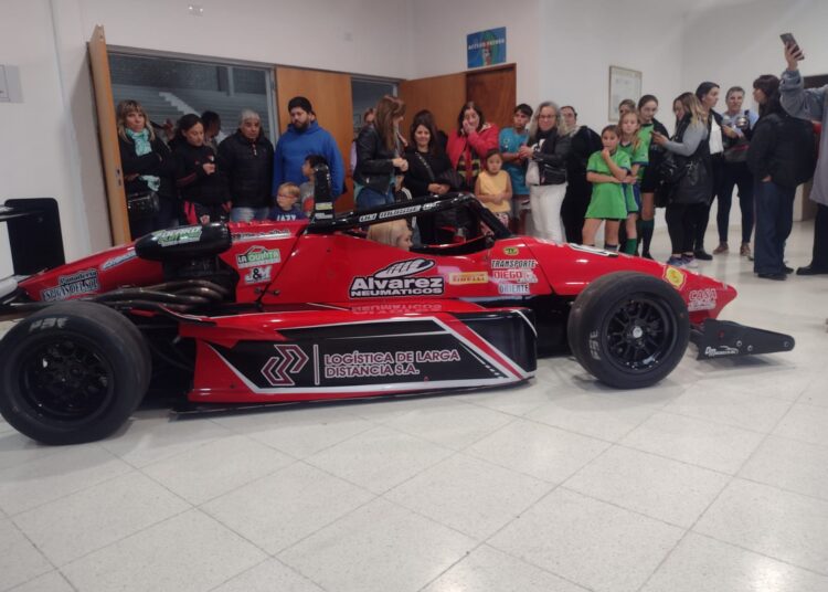 Un Fórmula tronó en el Polideportivo